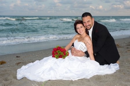 在海边拍婚纱照的情侣图片