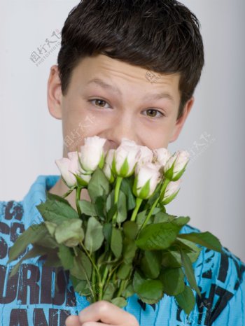 拿鲜花的男孩图片