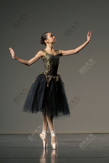 表演芭蕾舞蹈的外国小女孩图片