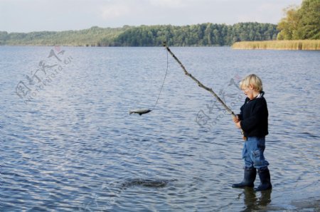 河边钓鱼小儿童图片
