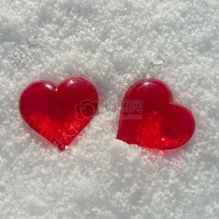 雪地上的两颗红色的心