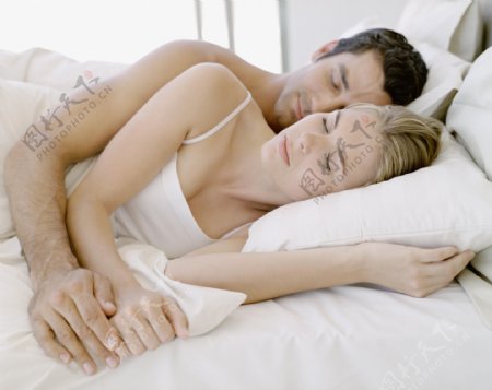 睡觉中的夫妻图片