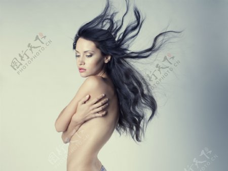 头发飞起的性感女人图片
