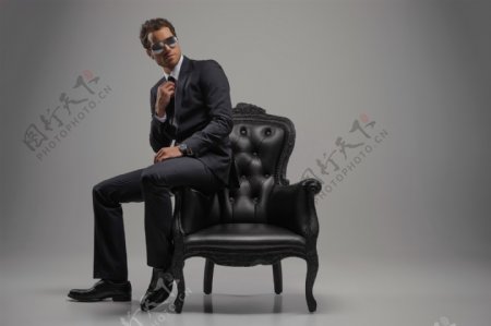 坐在沙发椅上的商务男人图片