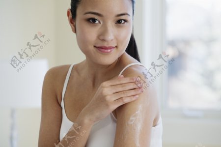 正在抹防晒乳的亚洲美女图片