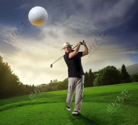 正在打高尔夫球的外国男人图片