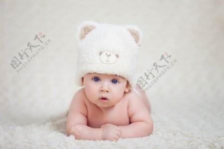 带熊帽子的婴儿图片