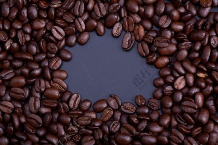 咖啡豆拼成的心形图片
