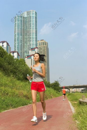 在人行道跑步的女孩图片