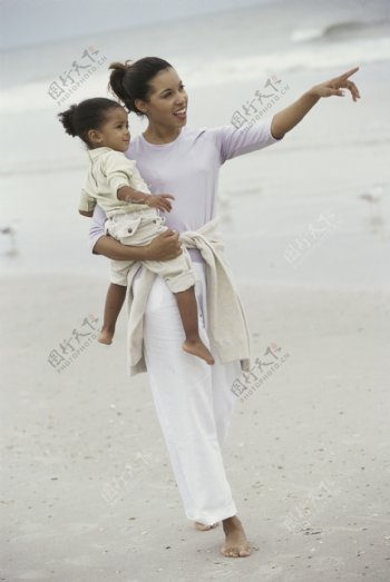 沙滩上的母女俩图片