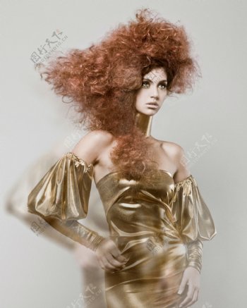 爆炸式头发的女模特图片