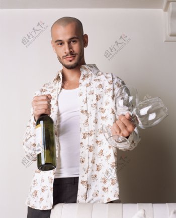 拿着红酒和酒杯的男人图片