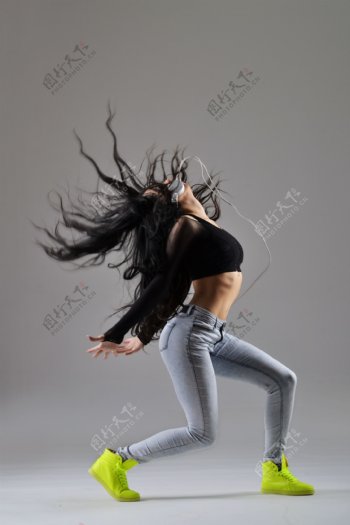疯狂的美女舞者图片