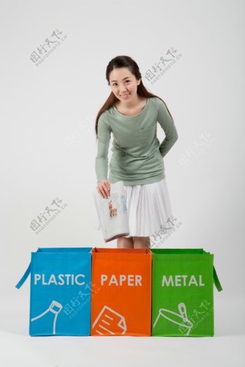 分类回收垃圾的环保志愿者美女图片
