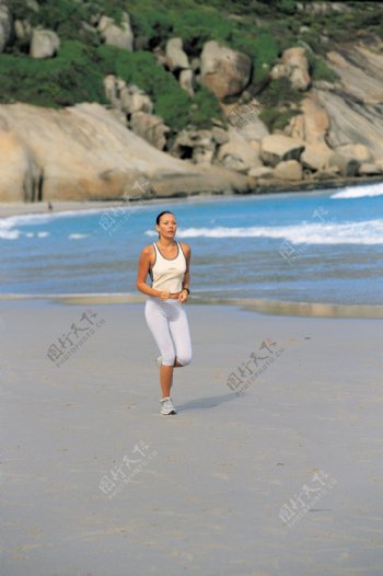 沙滩上跑步的美女