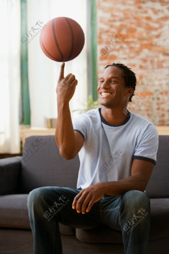 玩篮球的男人图片