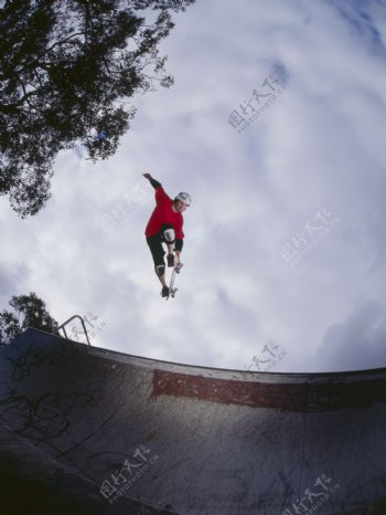 腾空跳跃的外国滑板运动员图片