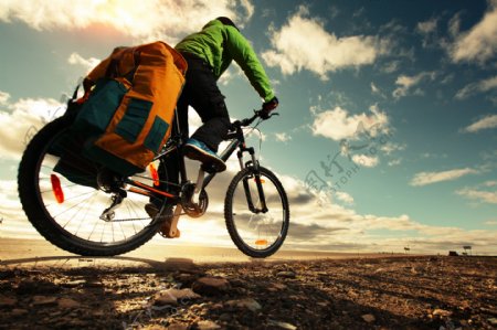 骑自行车旅游的人图片