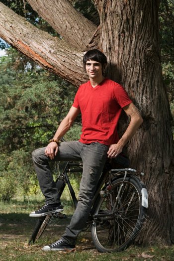 自行车与外国男生图片