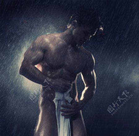 淋浴的肌肉男人图片