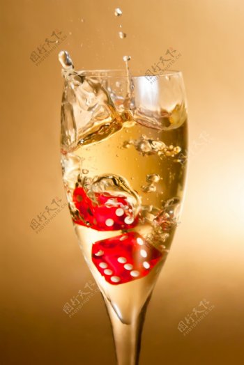 玻璃杯香槟图片