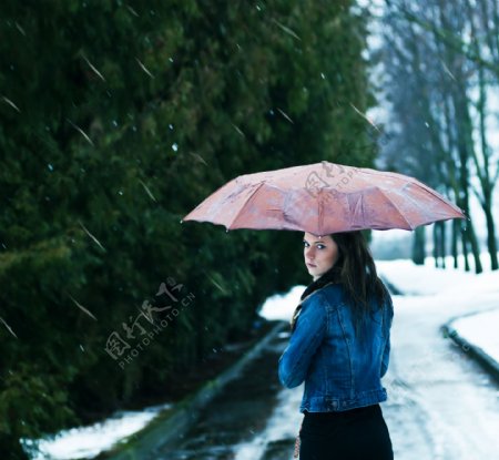 下雪天打伞的女孩图片