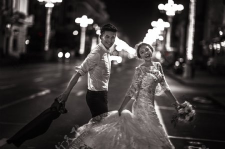 夜晚街道上的情侣摄影图片