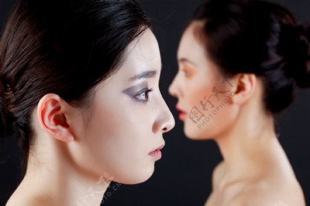 画着烟熏妆面对着面的两个平面模特图片图片