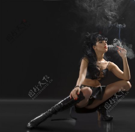 抽烟的美女图片
