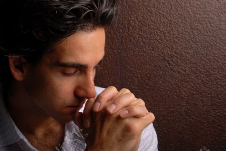 在祈祷的男人图片