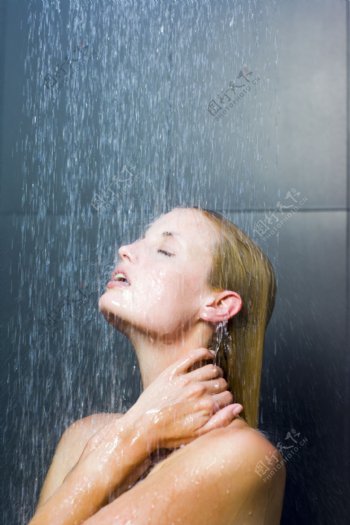 正在沐浴洗澡的美女图片