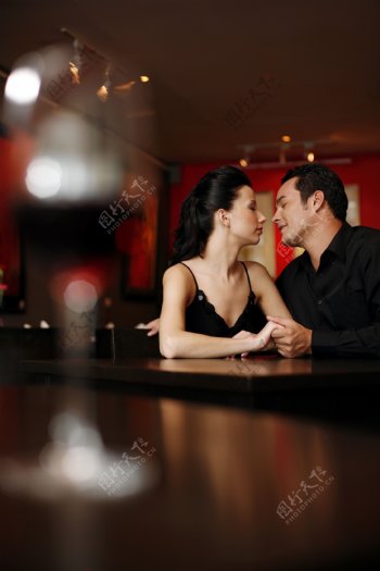酒吧约会的情侣图片