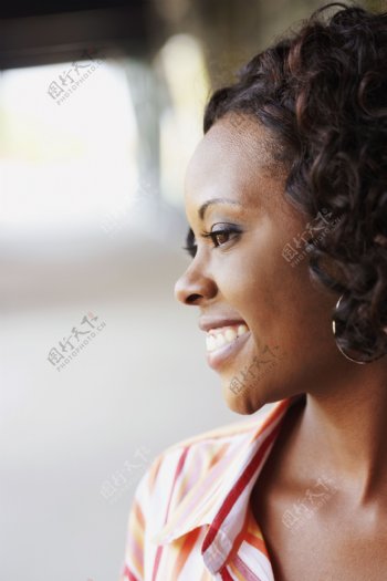 开心的黑人女性图片