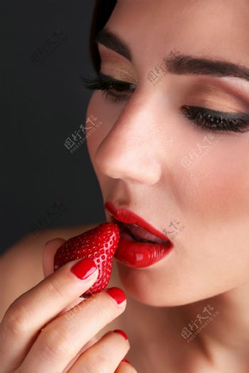 吃草莓的性感红唇美女图片