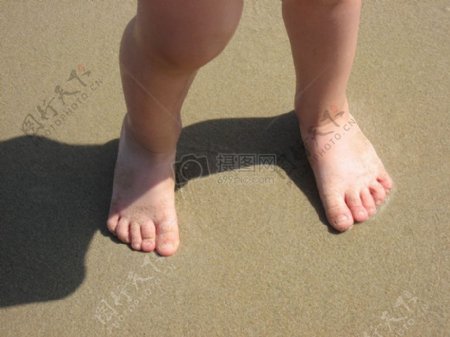 沙地中小孩脚的特写
