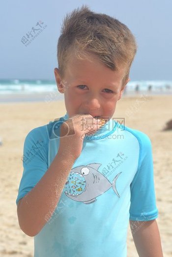 吃饼干的沙滩男孩