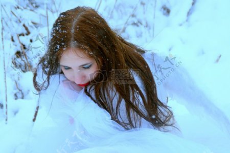 映衬在雪景的女孩