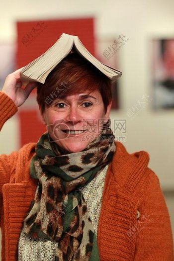 头顶一本书的女人
