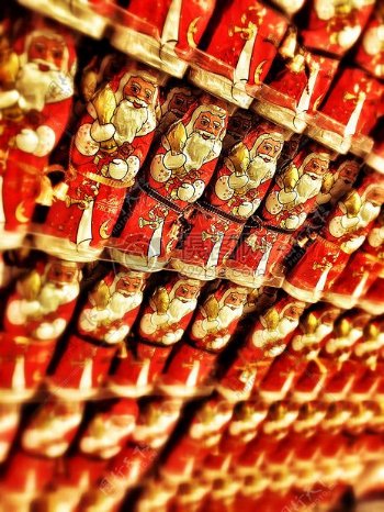 印有圣诞老人的易拉罐饮料