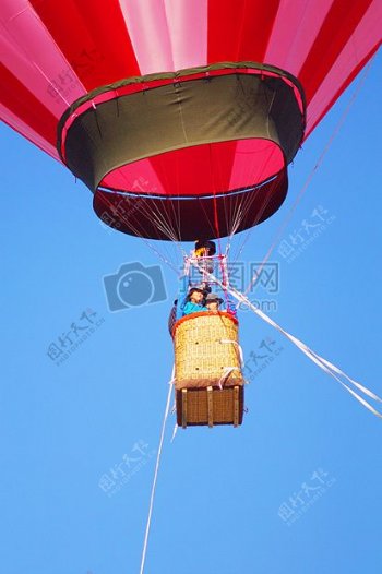 乘坐热气球的游客