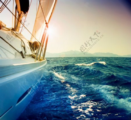 大海上行驶的游艇图片