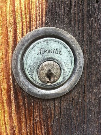 木门上的老旧的锁