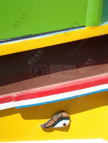 颜色鲜艳的小木船