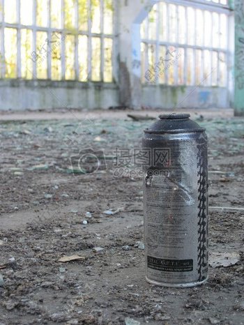 土地上的废弃喷雾罐