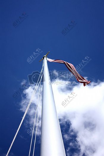 蓝天白云下的国旗