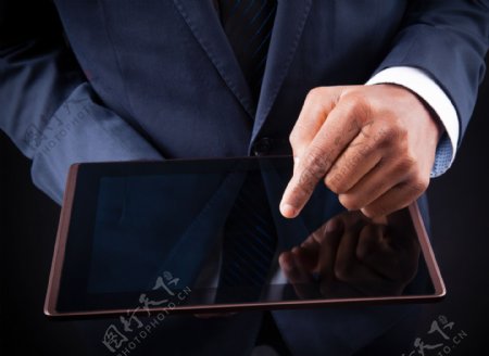 男人手中的平板电脑图片
