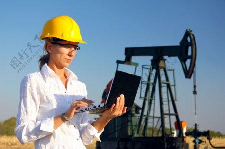 女性石油工人图片