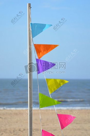 沙滩上的三角旗