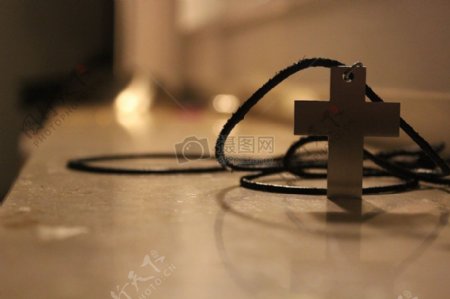 桌子上的十字架
