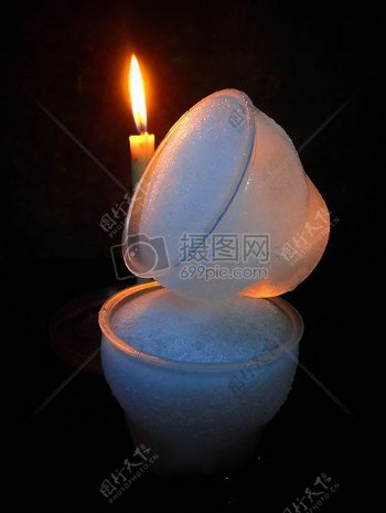 燃烧的白色蜡烛